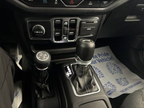 Used 2024 Jeep Wrangler Unlimited w/ Convenience Group AWD/4WD image 30