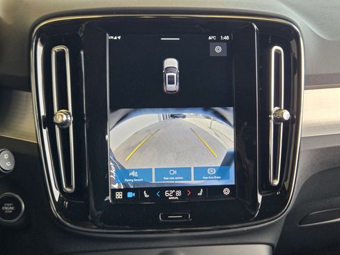 Used 2024 Volvo XC40 B5 Core image 25