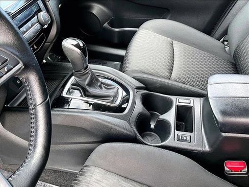 Used 2020 Nissan Rogue SV image 15