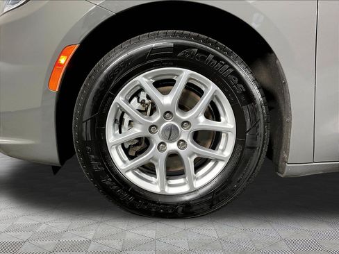Used 2023 Chrysler Pacifica Touring-L FWD image 34