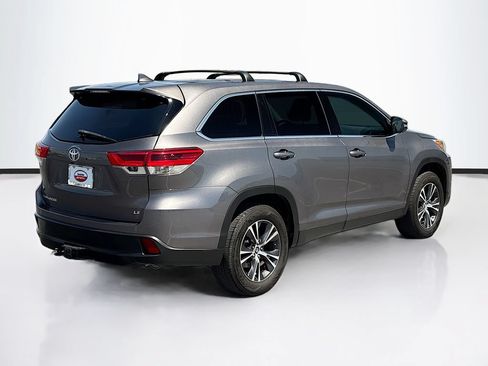 Used 2019 Toyota Highlander Plus FWD image 5
