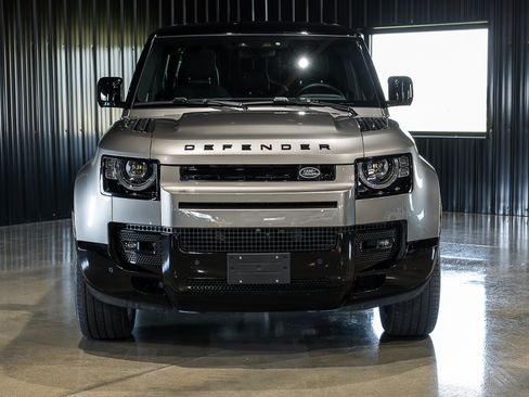 Used 2025 Land Rover Defender 110 X-Dynamic SE AWD/4WD image 3