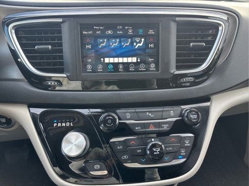 Used 2020 Chrysler Pacifica Touring image 12