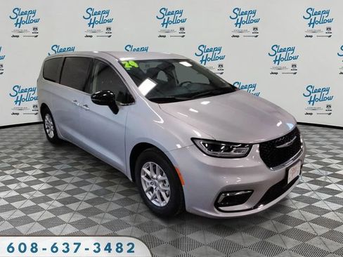 Used 2024 Chrysler Pacifica Touring-L image 3