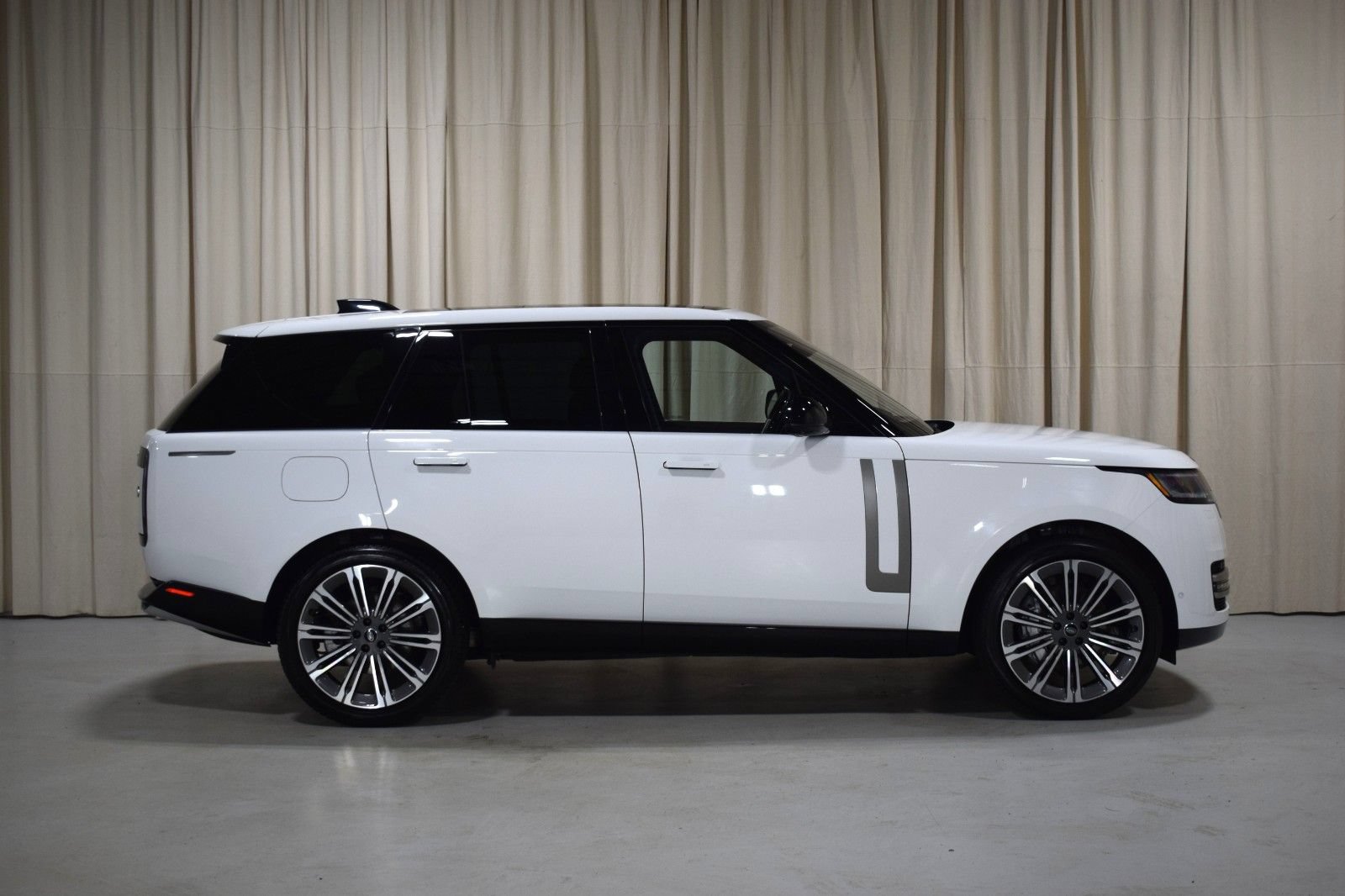 Used 2023 Land Rover Range Rover SE AWD/4WD image 14