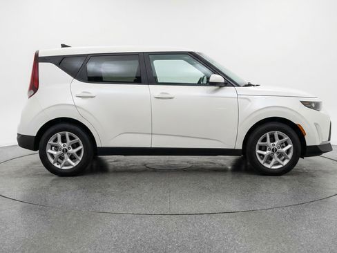 Used 2025 Kia Soul LX w/ LX Technology Package image 11