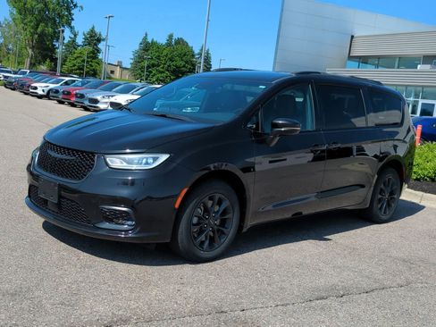 Used 2021 Chrysler Pacifica Touring-L w/ Uconnect Theater Family Group AWD/4WD image 4