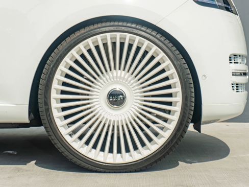 Used 2025 Land Rover Range Rover SE image 35