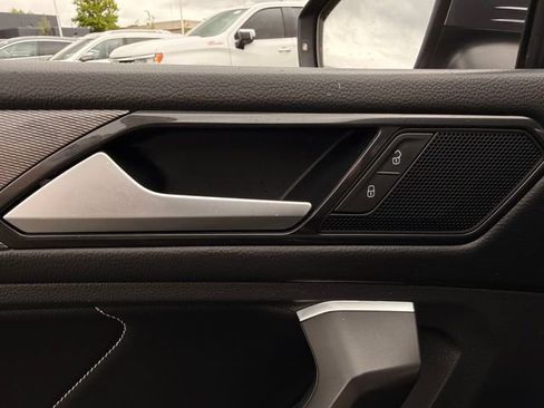 Used 2022 Volkswagen Tiguan SE w/ Panoramic Sunroof Package AWD/4WD image 15