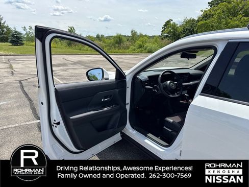 Used 2025 Nissan Kicks SR AWD/4WD image 11