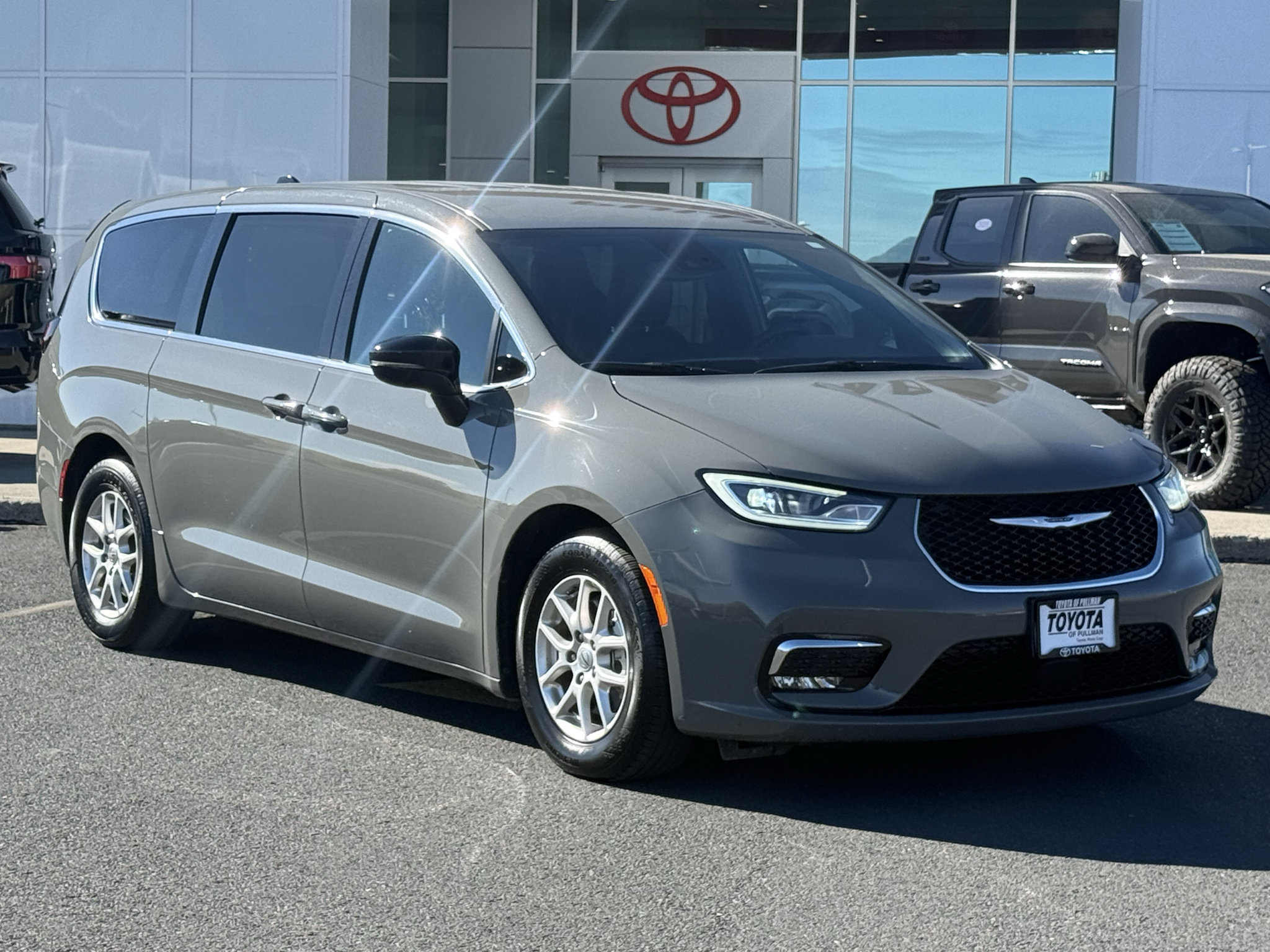 Used 2025 Chrysler Pacifica Select FWD image 3