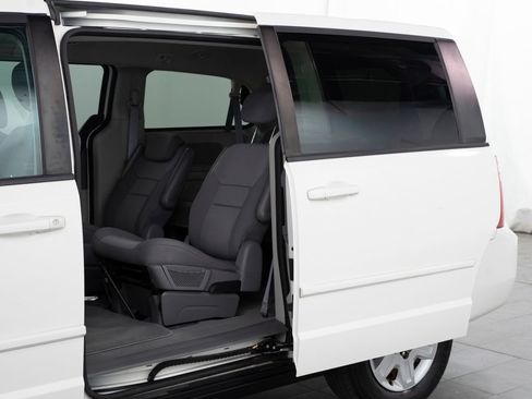 Used 2010 Dodge Grand Caravan SE w/ Climate Group FWD image 9
