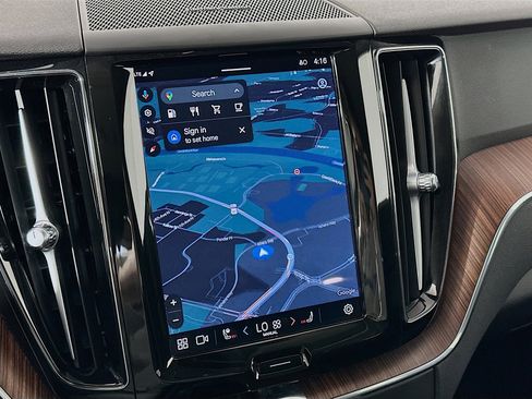 Used 2024 Volvo XC60 B5 Plus image 21