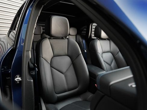 Certified 2025 Porsche Macan AWD/4WD image 35