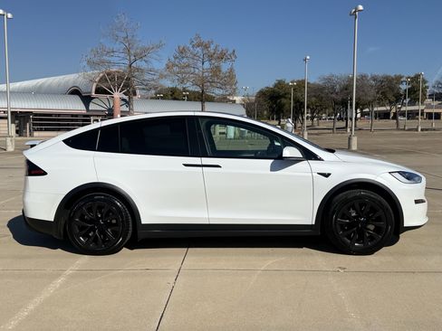 Used 2022 Tesla Model X Plaid image 9