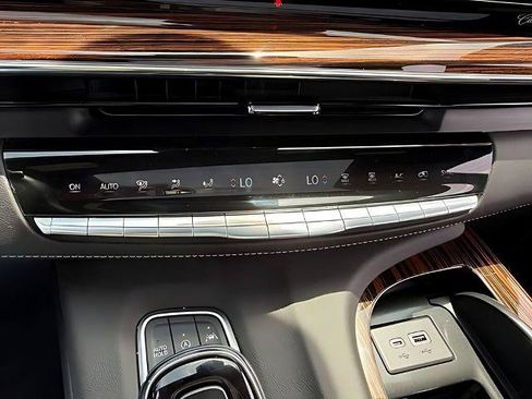 Used 2022 Cadillac Escalade Premium Luxury AWD/4WD image 20