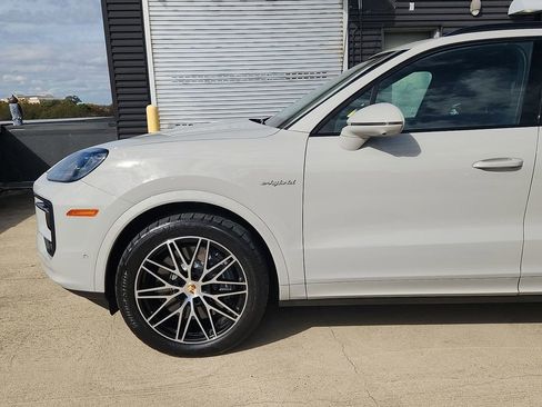 Certified 2025 Porsche Cayenne E-Hybrid image 6