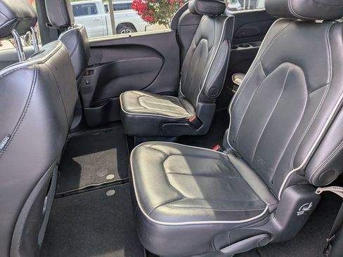 Used 2025 Chrysler Pacifica Limited FWD image 18