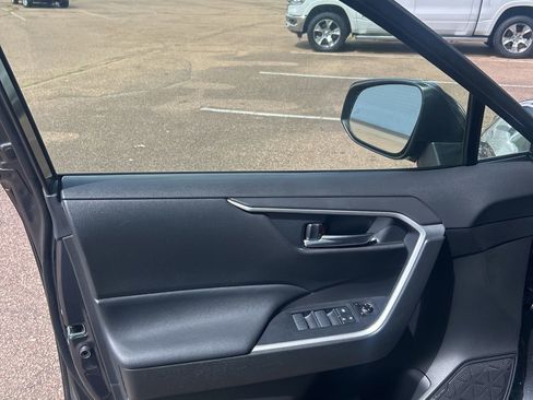 Used 2020 Toyota RAV4 XLE w/ Convenience Package FWD image 14