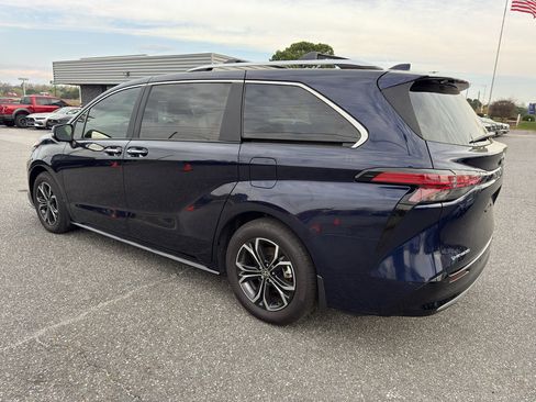 Used 2025 Toyota Sienna Platinum image 5