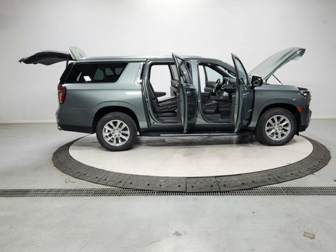 Used 2023 Chevrolet Suburban Premier image 16
