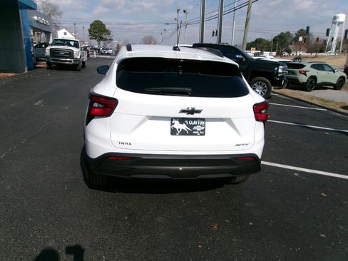 New 2026 Chevrolet Trax ACTIV w/ Sunroof Package image 4