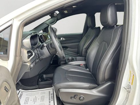 Used 2025 Chrysler Pacifica Select FWD image 24