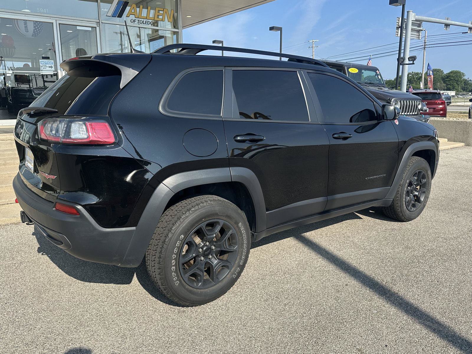 Used 2022 Jeep Cherokee Trailhawk w/ Premium Leather Package AWD/4WD image 12
