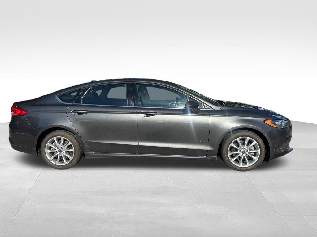 Used 2017 Ford Fusion SE FWD image 4
