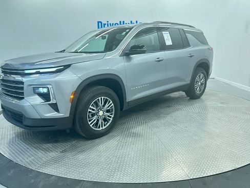 Used 2025 Chevrolet Traverse LT image 4