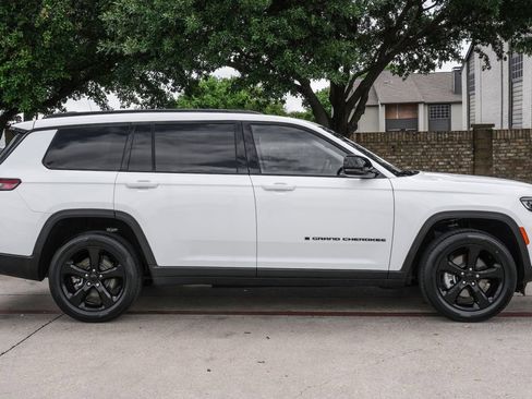 Used 2023 Jeep Grand Cherokee L Limited w/ Black Appearance Package RWD image 15