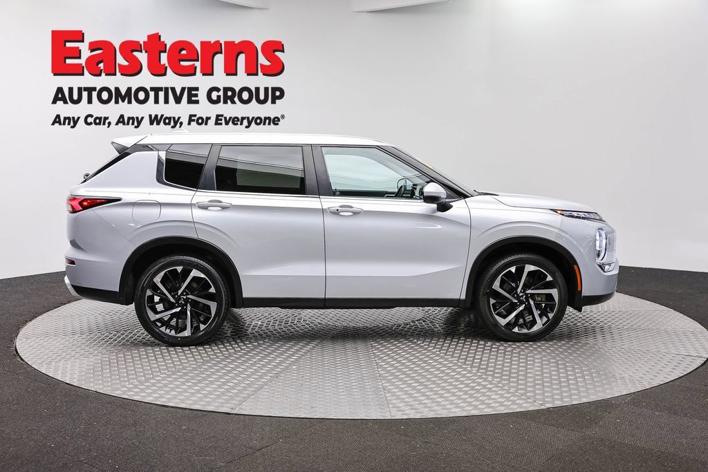 Used 2024 Mitsubishi Outlander SE AWD/4WD image 4