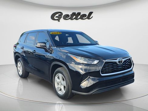 Used 2023 Toyota Highlander L FWD image 3
