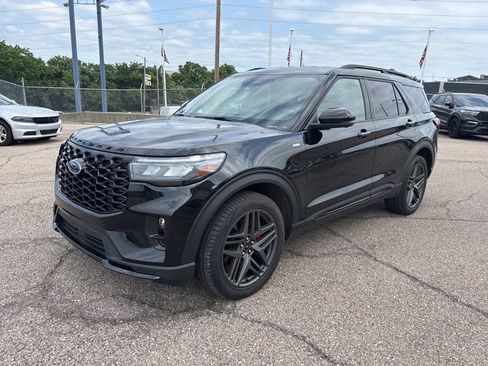 Used 2025 Ford Explorer ST-Line w/ ST-Line Street Pack AWD/4WD image 3