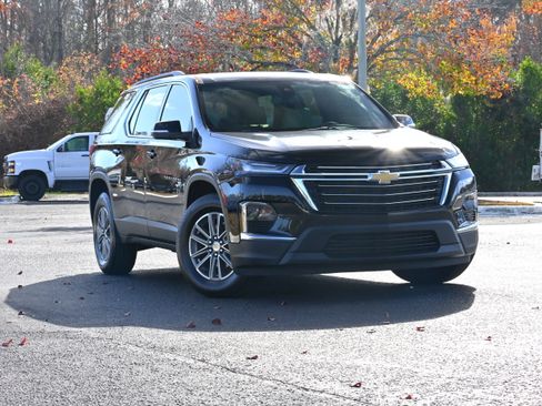 Used 2023 Chevrolet Traverse LT image 2
