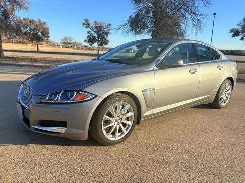 Used 2015 Jaguar XF Premium image 6