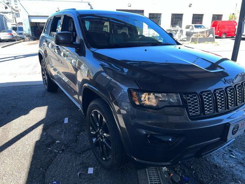 Used 2019 Jeep Grand Cherokee Altitude image 3
