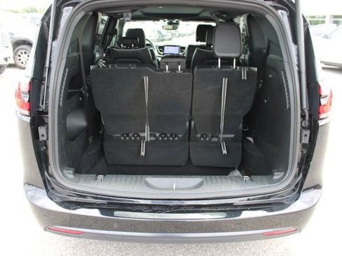 Used 2025 Chrysler Pacifica Limited FWD image 7