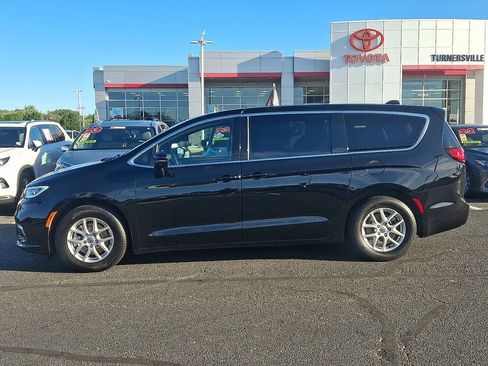 Used 2025 Chrysler Pacifica Select FWD image 7