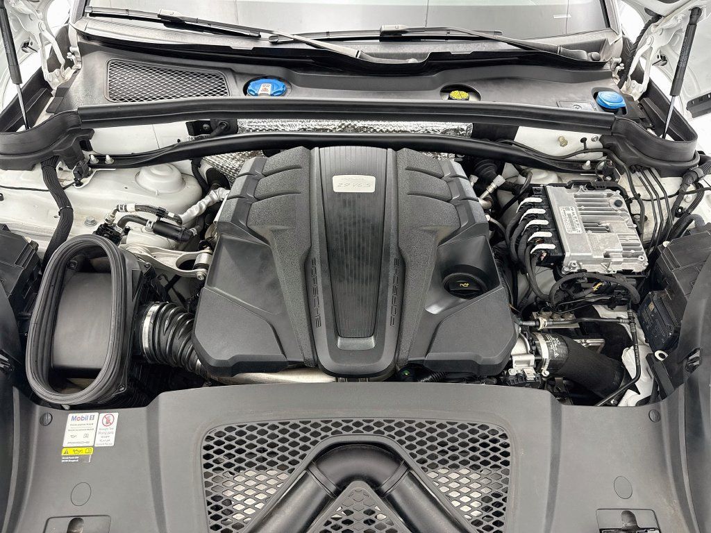 Certified 2022 Porsche Macan S AWD/4WD image 28