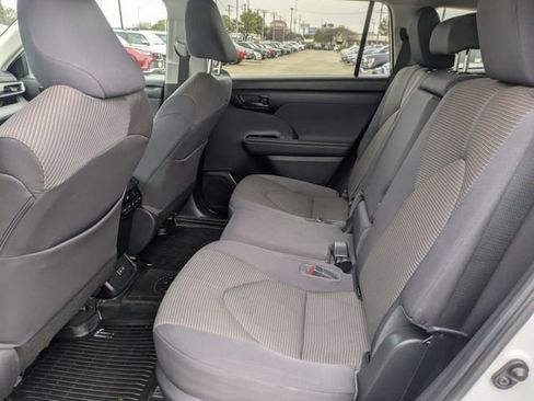 Used 2023 Toyota Highlander LE image 27