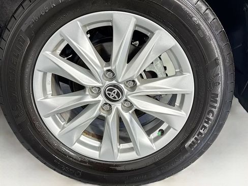 Used 2024 Toyota Corolla Cross LE image 32