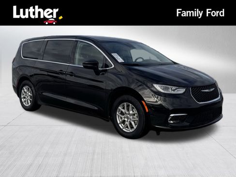 Used 2024 Chrysler Pacifica Touring-L image 1