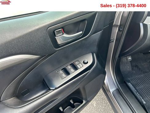 Used 2019 Toyota Highlander SE AWD/4WD image 11