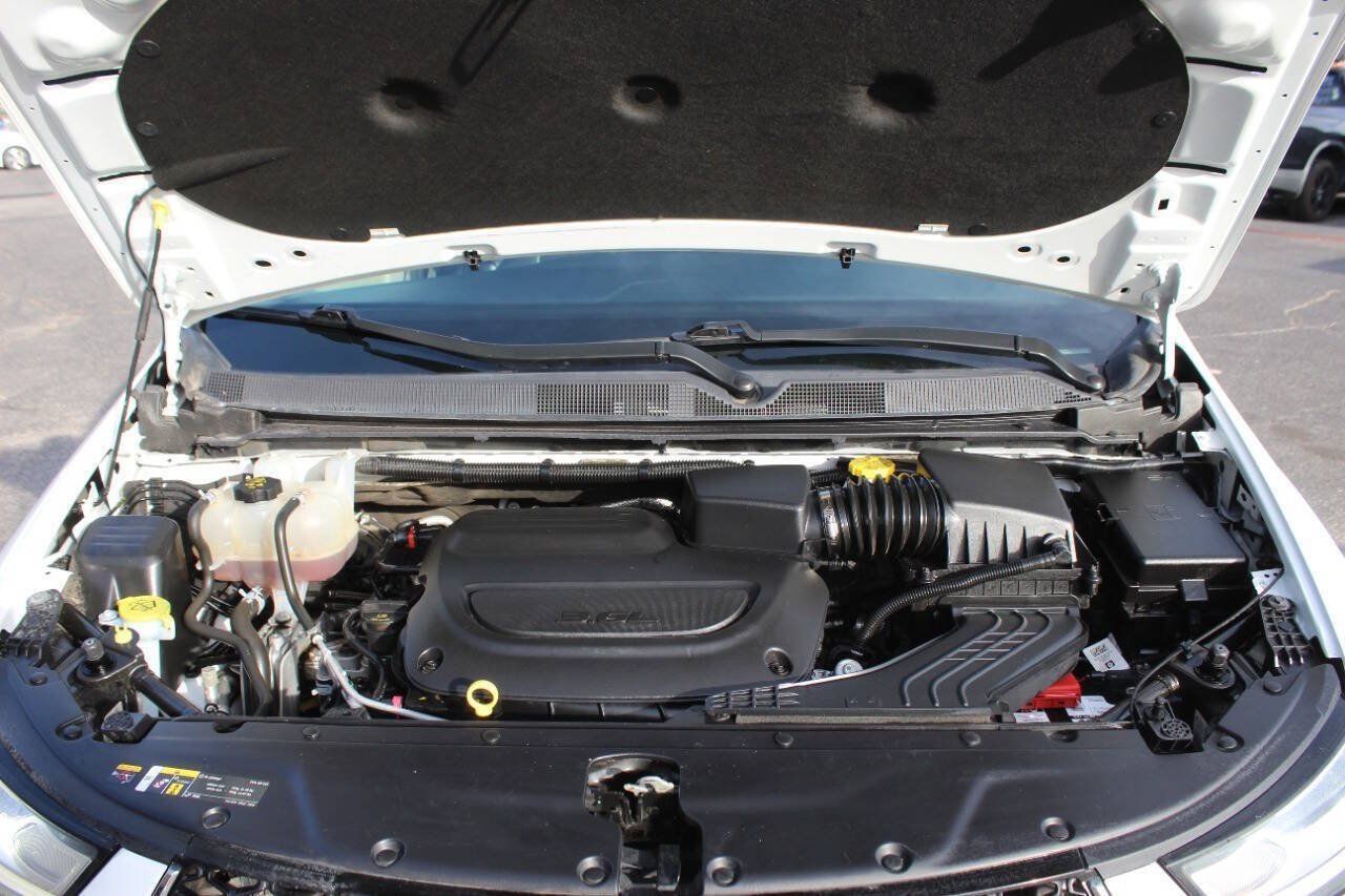 Used 2025 Chrysler Pacifica Select FWD image 8