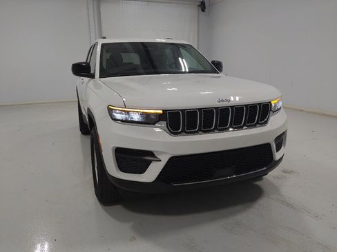 Used 2023 Jeep Grand Cherokee Laredo w/ Luxury Tech Group I AWD/4WD image 14
