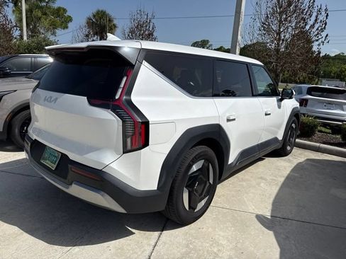 Used 2024 Kia EV9 Light Long Range RWD image 3