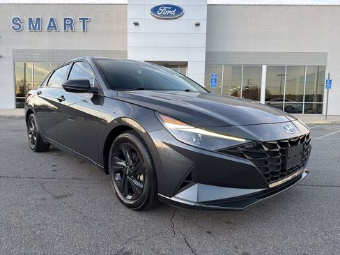 Used 2023 Hyundai Elantra SEL image 1