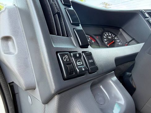 Used 2021 Isuzu NPR RWD image 12