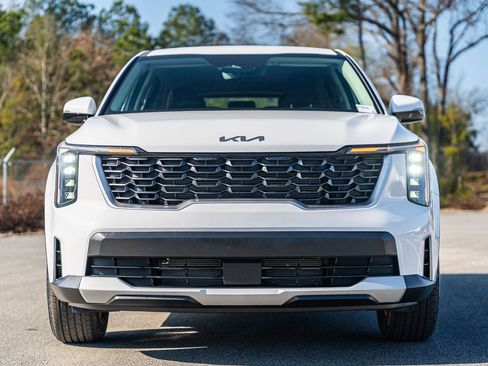 Used 2025 Kia Sorento LX image 2